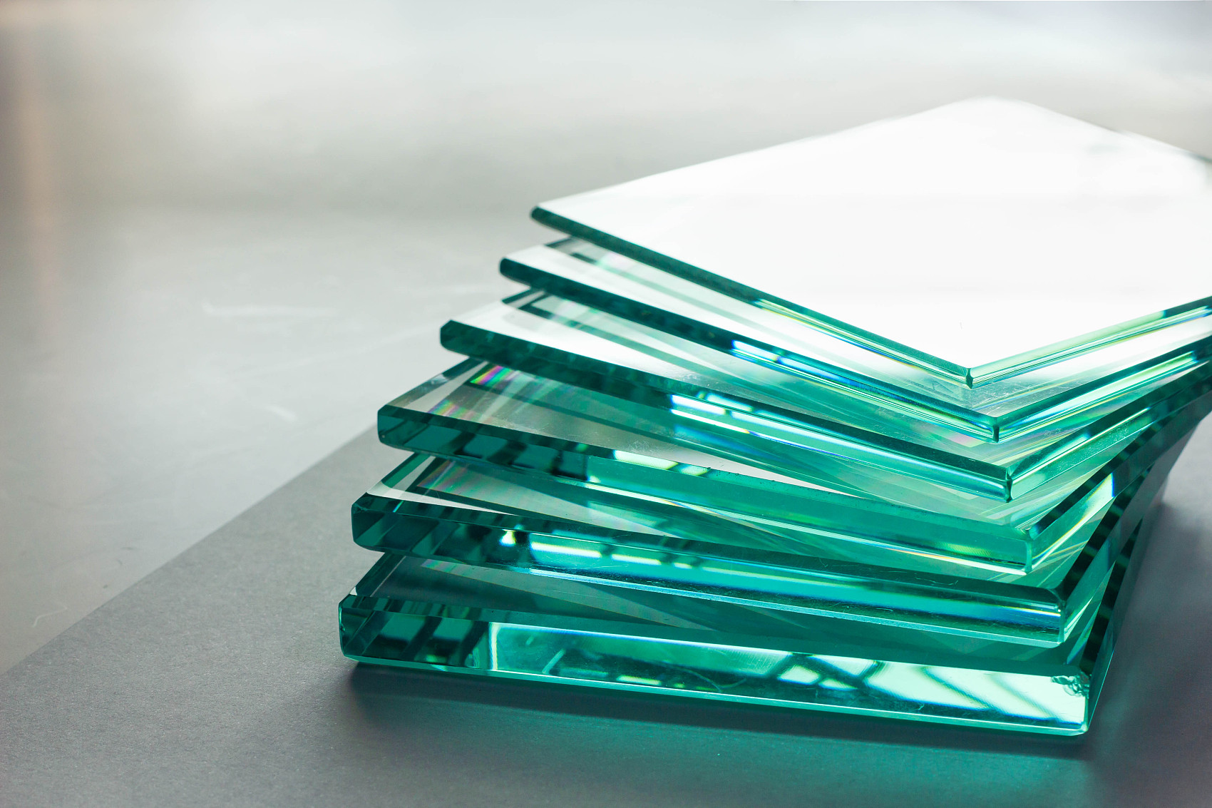 玻璃厂生产各种厚度的透明玻璃.